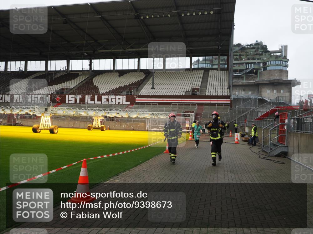 07.12.2025 - St. Pauli X-Mass-Run No. 15 Fabian Wolf http://msf.ph/oto/9398673 07.12.2025 10:52:48 Ziel 176, 262, 1305, 4859 meine-sportfotos.de