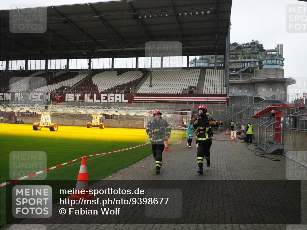 07.12.2025 - St. Pauli X-Mass-Run No. 15 Fabian Wolf http://msf.ph/oto/9398677 07.12.2025 10:52:49 Ziel 176, 262, 1305, 4859 meine-sportfotos.de