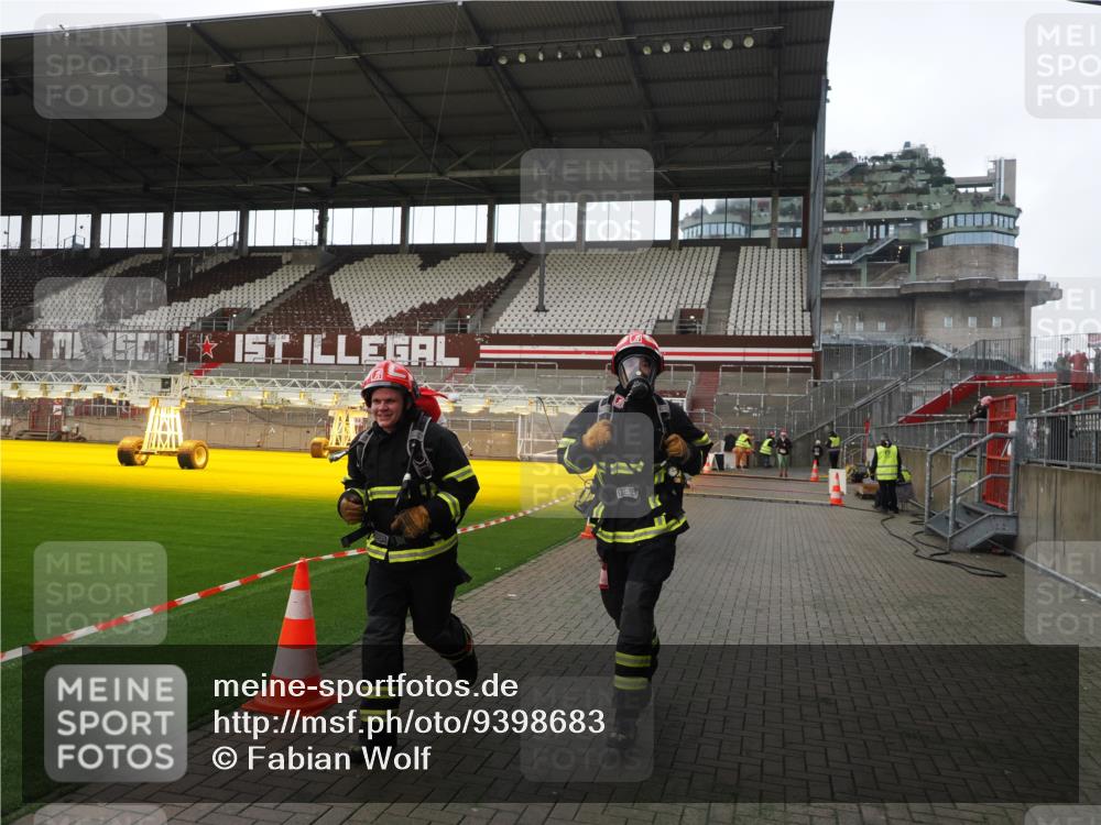 07.12.2025 - St. Pauli X-Mass-Run No. 15 Fabian Wolf http://msf.ph/oto/9398683 07.12.2025 10:52:50 Ziel 176, 262, 1305, 4859 meine-sportfotos.de