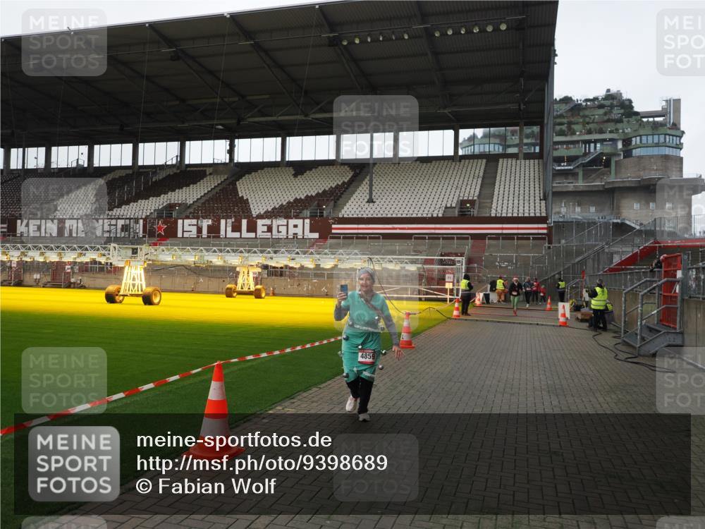 07.12.2025 - St. Pauli X-Mass-Run No. 15 Fabian Wolf http://msf.ph/oto/9398689 07.12.2025 10:52:53 Ziel 176, 262, 1305, 2673, 4859 meine-sportfotos.de
