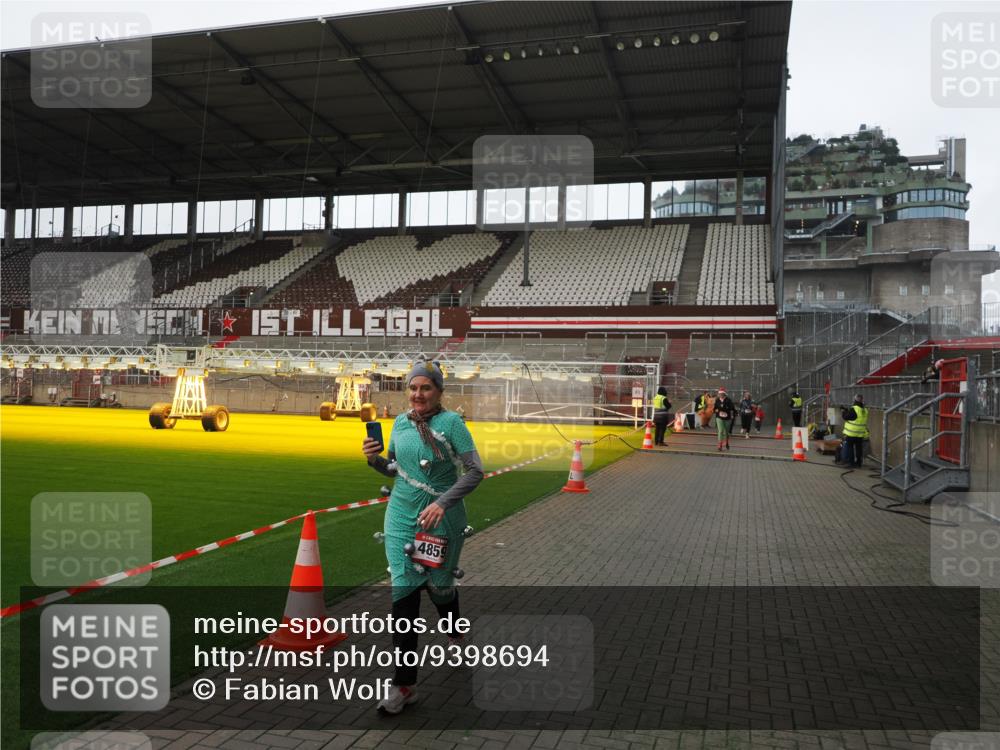 07.12.2025 - St. Pauli X-Mass-Run No. 15 Fabian Wolf http://msf.ph/oto/9398694 07.12.2025 10:52:54 Ziel 176, 262, 1305, 2673, 4859 meine-sportfotos.de