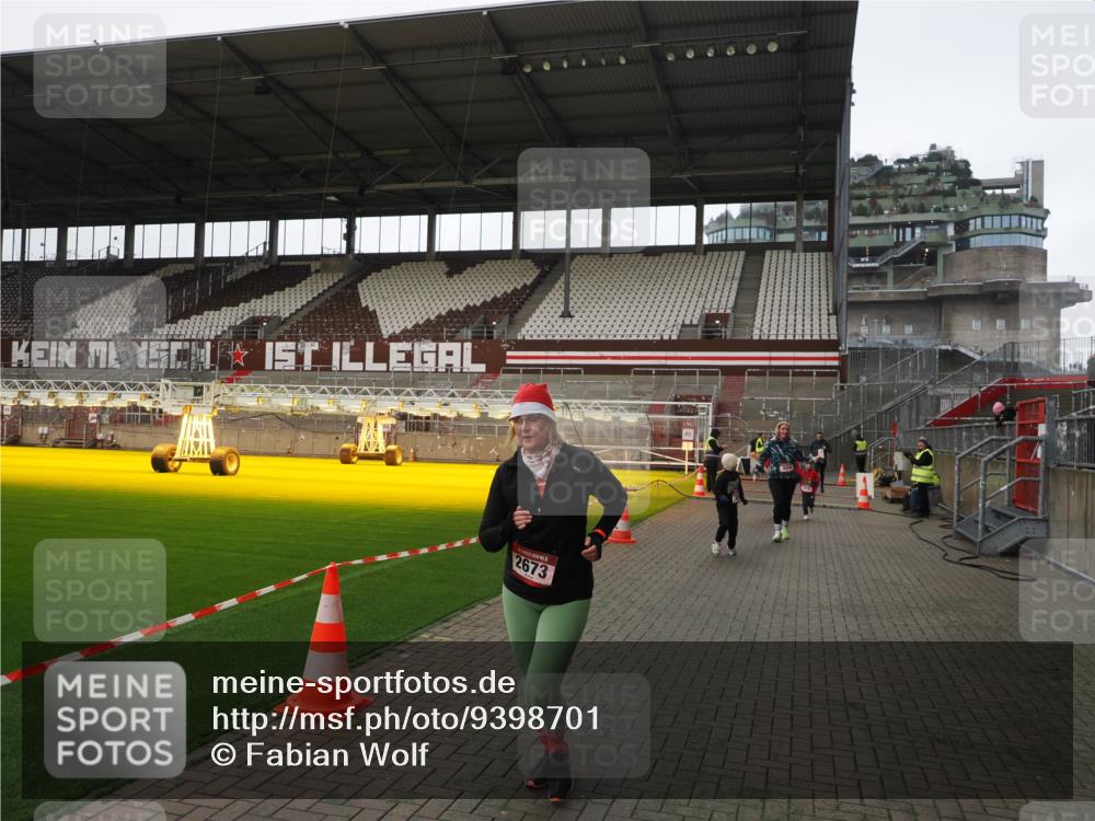 07.12.2025 - St. Pauli X-Mass-Run No. 15 Fabian Wolf http://msf.ph/oto/9398701 07.12.2025 10:53:02 Ziel 176, 262, 500, 504, 507, 510, 2673, 4859 meine-sportfotos.de