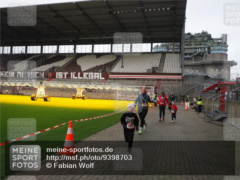 07.12.2025 - St. Pauli X-Mass-Run No. 15 Fabian Wolf http://msf.ph/oto/9398703 07.12.2025 10:53:05 Ziel 500, 504, 507, 510, 1684, 2673 meine-sportfotos.de