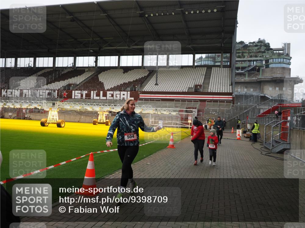07.12.2025 - St. Pauli X-Mass-Run No. 15 Fabian Wolf http://msf.ph/oto/9398709 07.12.2025 10:53:07 Ziel 500, 504, 507, 510, 1684, 2673 meine-sportfotos.de