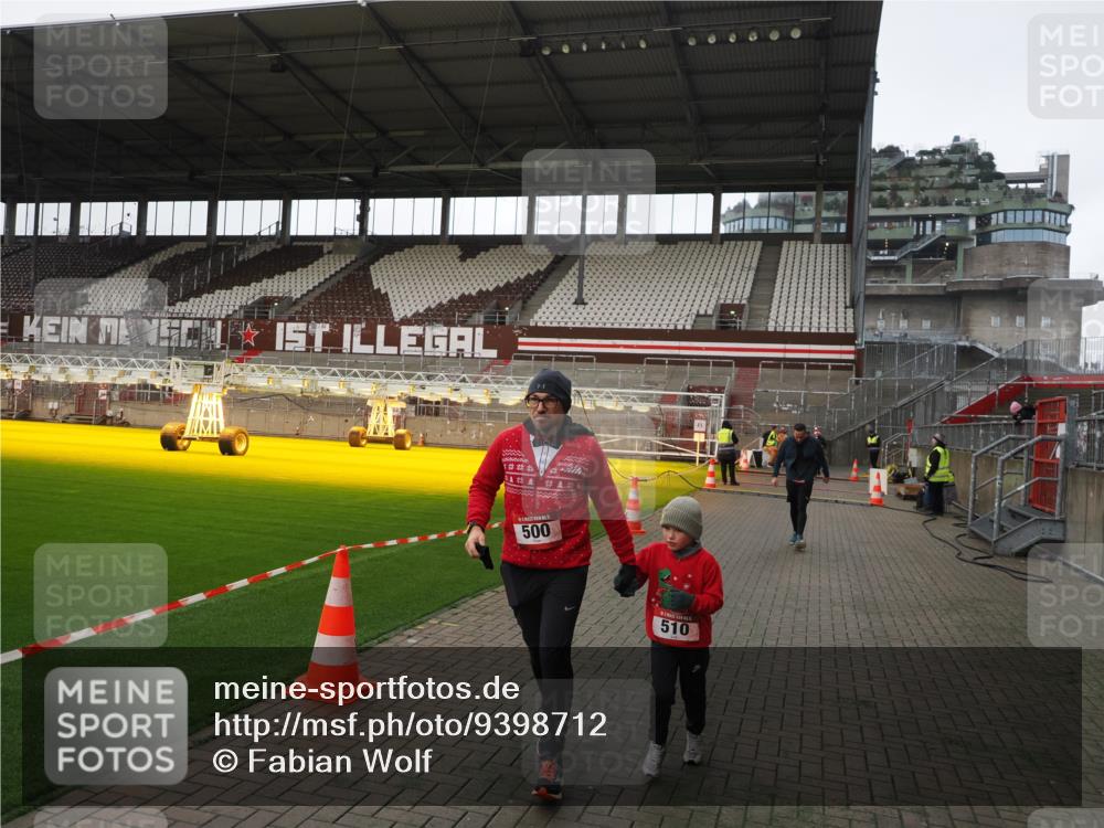 07.12.2025 - St. Pauli X-Mass-Run No. 15 Fabian Wolf http://msf.ph/oto/9398712 07.12.2025 10:53:09 Ziel 500, 504, 507, 510, 1684, 2673 meine-sportfotos.de