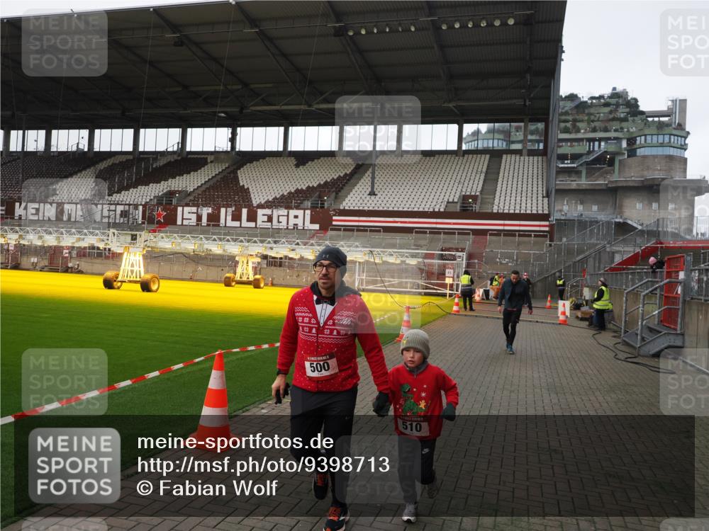 07.12.2025 - St. Pauli X-Mass-Run No. 15 Fabian Wolf http://msf.ph/oto/9398713 07.12.2025 10:53:09 Ziel 500, 504, 507, 510, 1684, 2673 meine-sportfotos.de