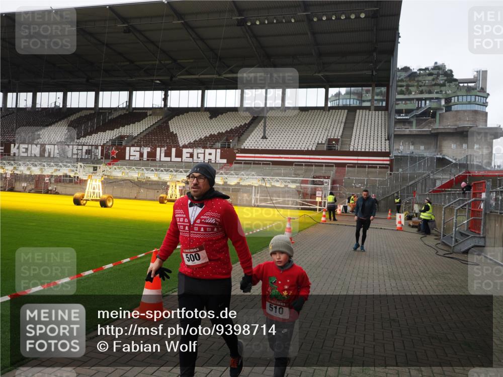 07.12.2025 - St. Pauli X-Mass-Run No. 15 Fabian Wolf http://msf.ph/oto/9398714 07.12.2025 10:53:09 Ziel 500, 504, 507, 510, 1684, 2673 meine-sportfotos.de