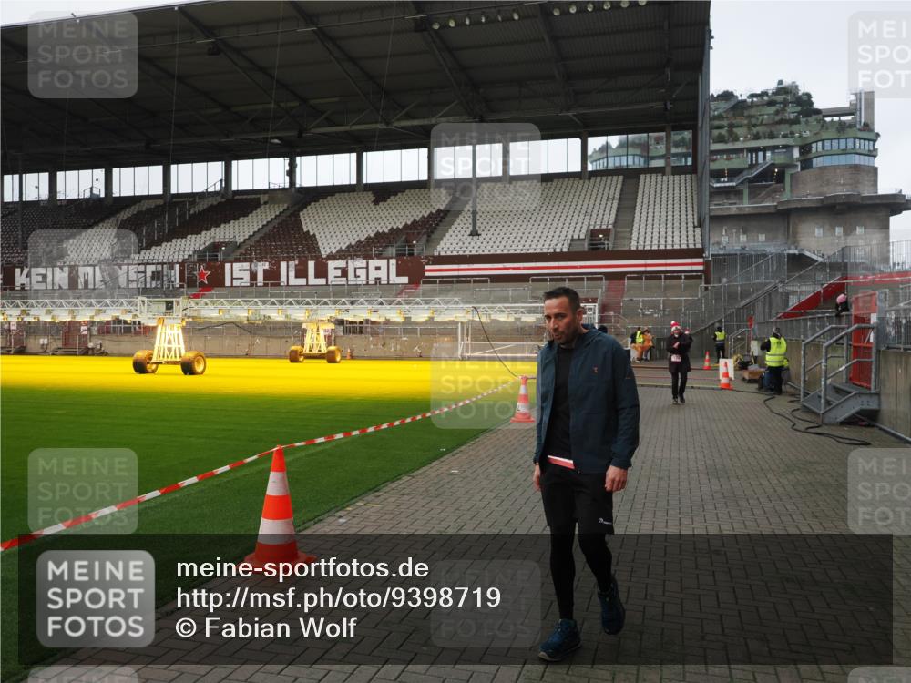 07.12.2025 - St. Pauli X-Mass-Run No. 15 Fabian Wolf http://msf.ph/oto/9398719 07.12.2025 10:53:16 Ziel 500, 504, 507, 510, 1684, 3128 meine-sportfotos.de