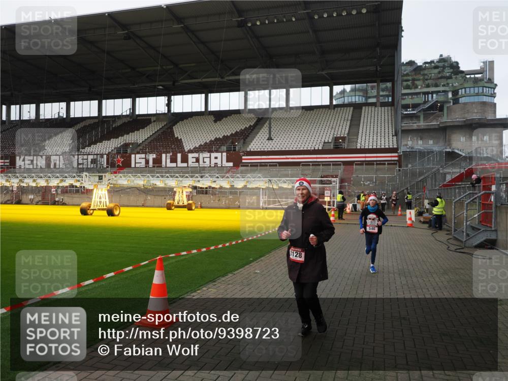 07.12.2025 - St. Pauli X-Mass-Run No. 15 Fabian Wolf http://msf.ph/oto/9398723 07.12.2025 10:53:23 Ziel 546, 1684, 3128 meine-sportfotos.de