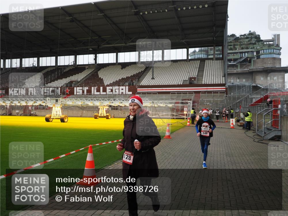 07.12.2025 - St. Pauli X-Mass-Run No. 15 Fabian Wolf http://msf.ph/oto/9398726 07.12.2025 10:53:24 Ziel 546, 3128 meine-sportfotos.de