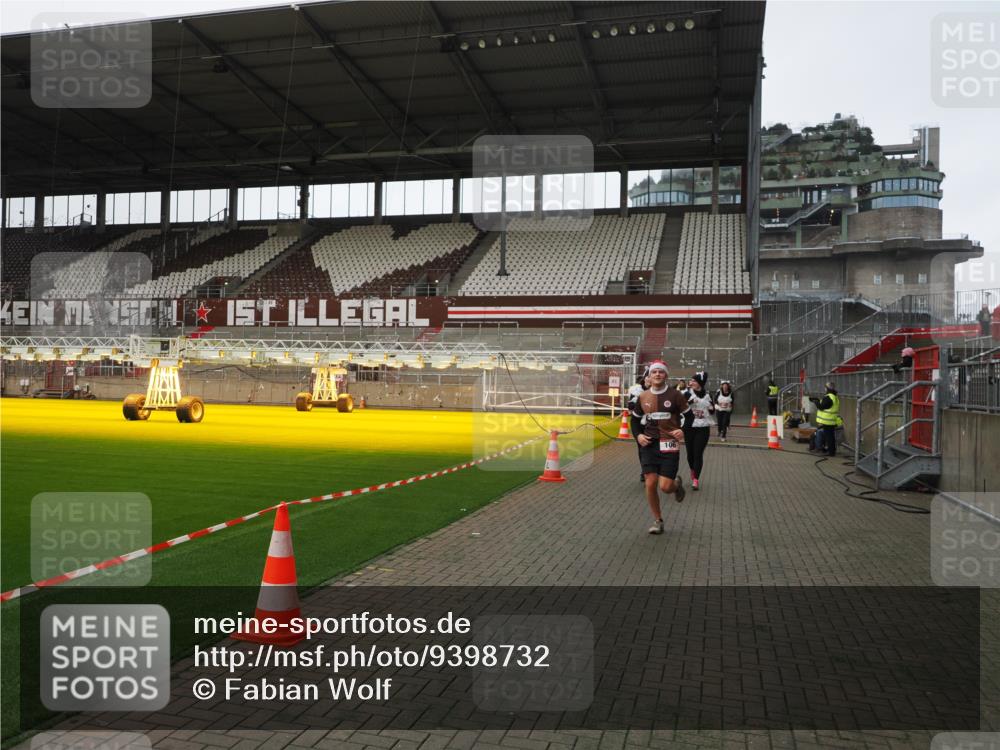 07.12.2025 - St. Pauli X-Mass-Run No. 15 Fabian Wolf http://msf.ph/oto/9398732 07.12.2025 10:53:30 Ziel 106, 546, 1679, 1680, 1681, 1682, 1683, 3128 meine-sportfotos.de