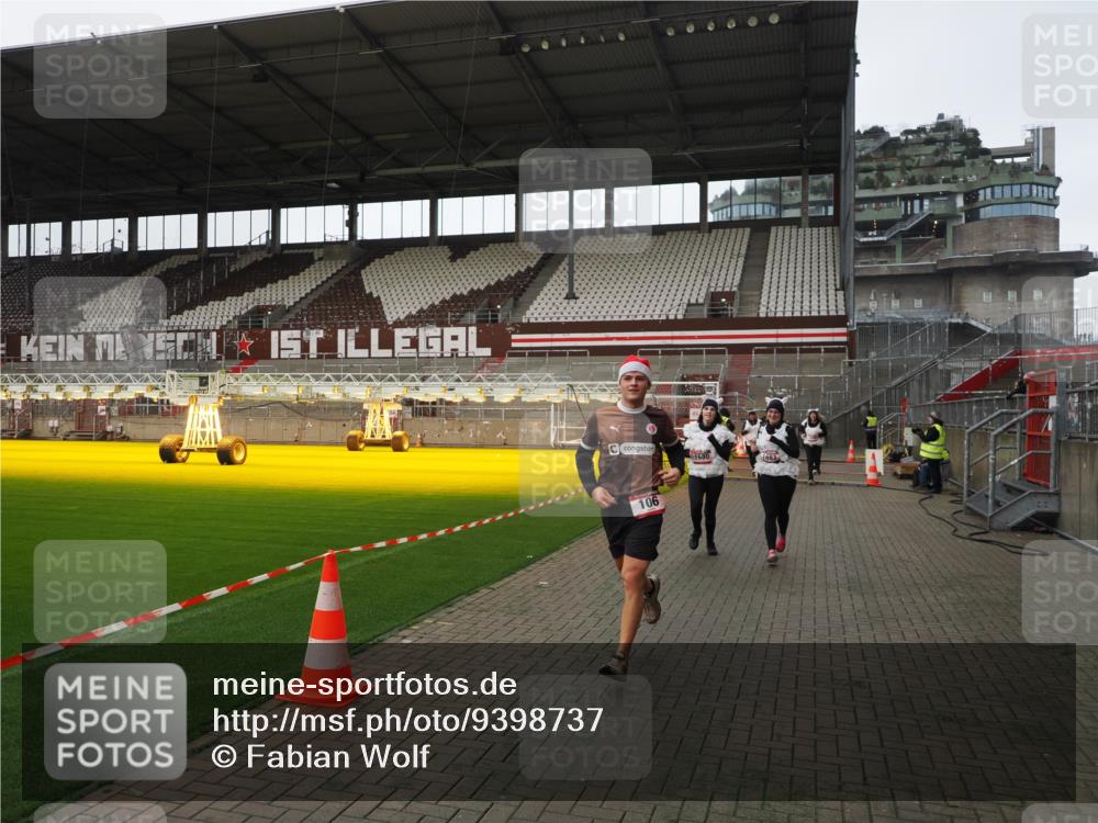 07.12.2025 - St. Pauli X-Mass-Run No. 15 Fabian Wolf http://msf.ph/oto/9398737 07.12.2025 10:53:31 Ziel 106, 546, 1679, 1680, 1681, 1682, 1683, 3128 meine-sportfotos.de
