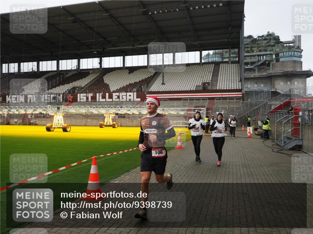 07.12.2025 - St. Pauli X-Mass-Run No. 15 Fabian Wolf http://msf.ph/oto/9398739 07.12.2025 10:53:32 Ziel 106, 546, 1679, 1680, 1681, 1682, 1683 meine-sportfotos.de