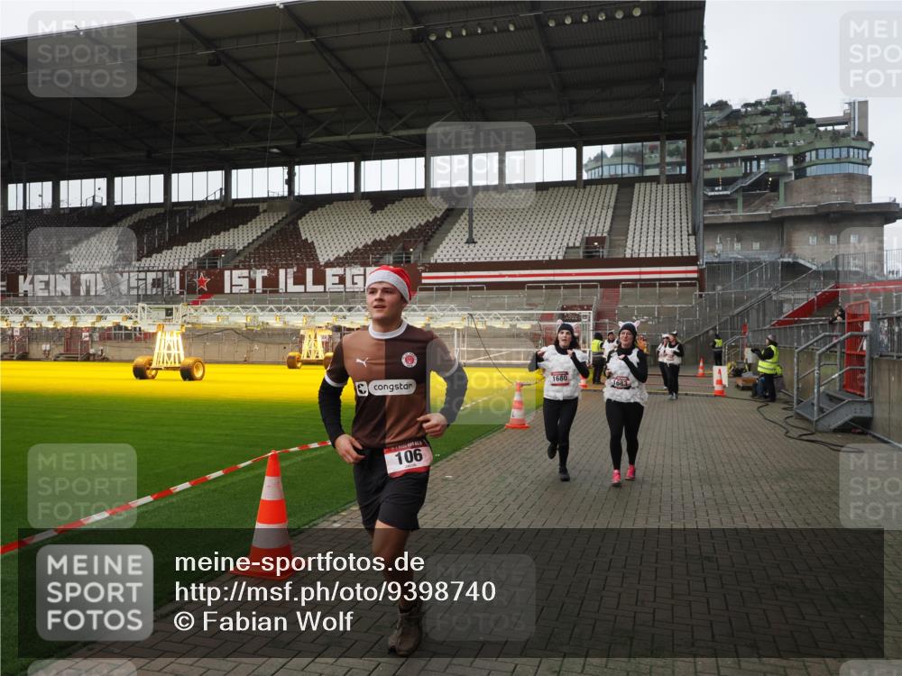 07.12.2025 - St. Pauli X-Mass-Run No. 15 Fabian Wolf http://msf.ph/oto/9398740 07.12.2025 10:53:32 Ziel 106, 546, 1679, 1680, 1681, 1682, 1683 meine-sportfotos.de
