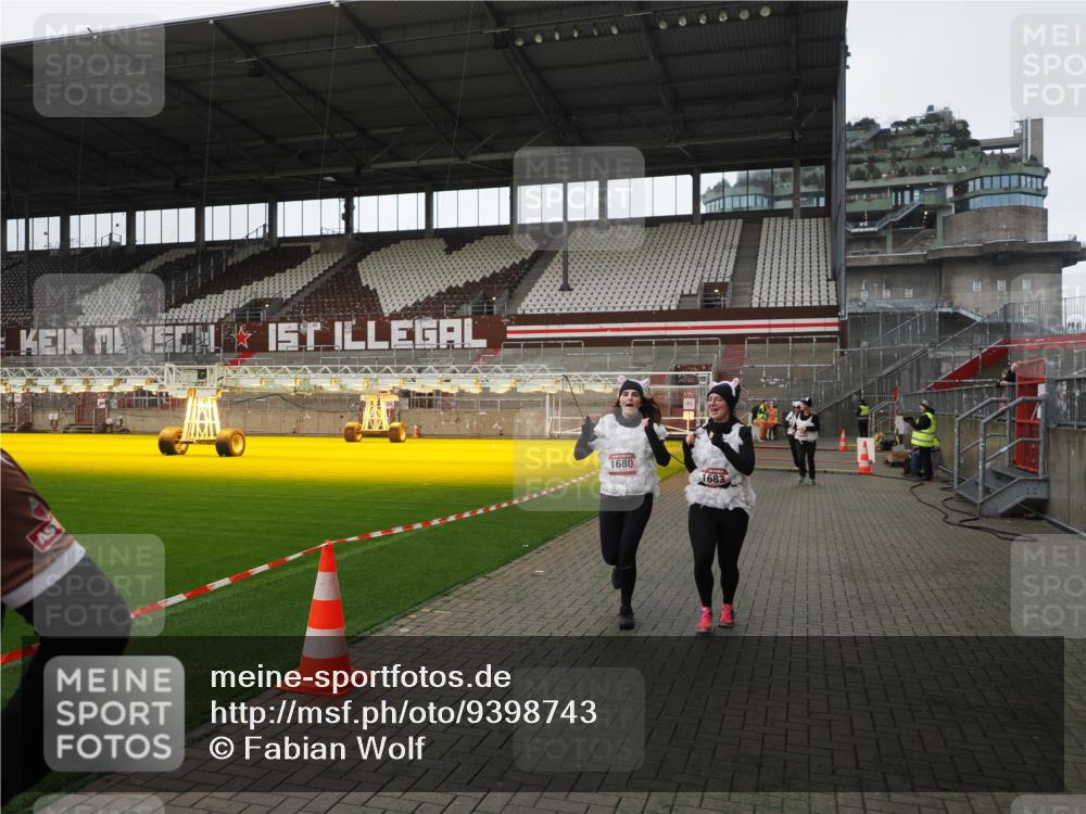 07.12.2025 - St. Pauli X-Mass-Run No. 15 Fabian Wolf http://msf.ph/oto/9398743 07.12.2025 10:53:32 Ziel 106, 546, 1679, 1680, 1681, 1682, 1683 meine-sportfotos.de