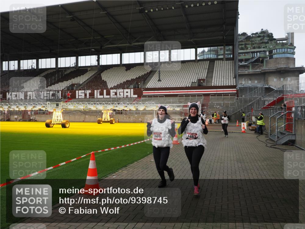 07.12.2025 - St. Pauli X-Mass-Run No. 15 Fabian Wolf http://msf.ph/oto/9398745 07.12.2025 10:53:33 Ziel 106, 546, 1679, 1680, 1681, 1682, 1683 meine-sportfotos.de