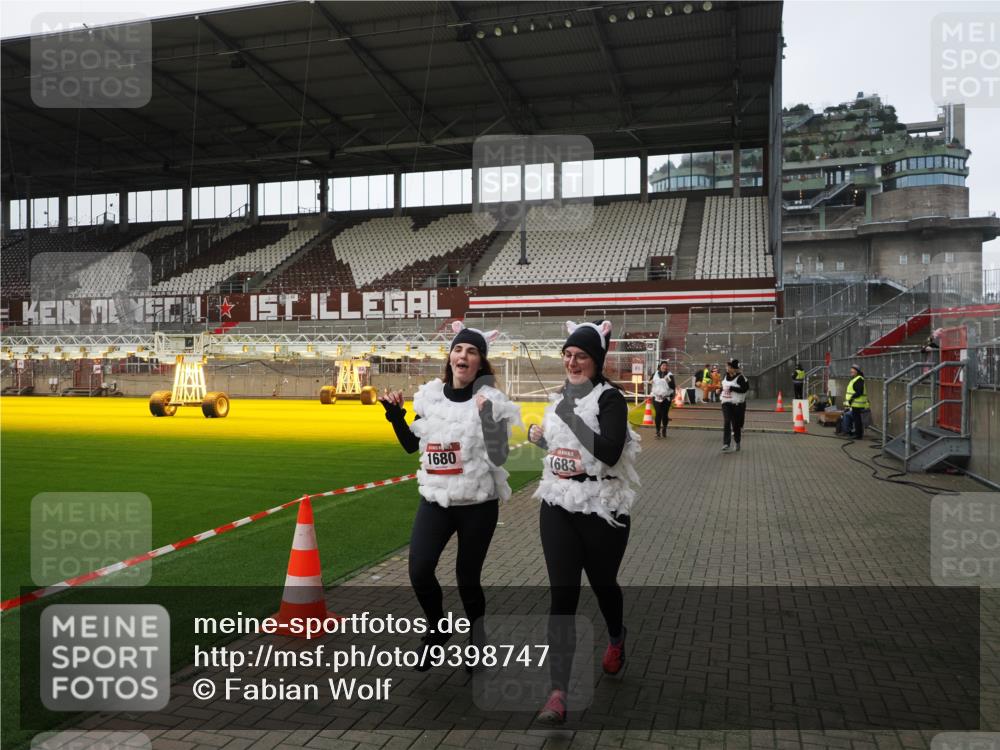 07.12.2025 - St. Pauli X-Mass-Run No. 15 Fabian Wolf http://msf.ph/oto/9398747 07.12.2025 10:53:33 Ziel 106, 546, 1679, 1680, 1681, 1682, 1683 meine-sportfotos.de