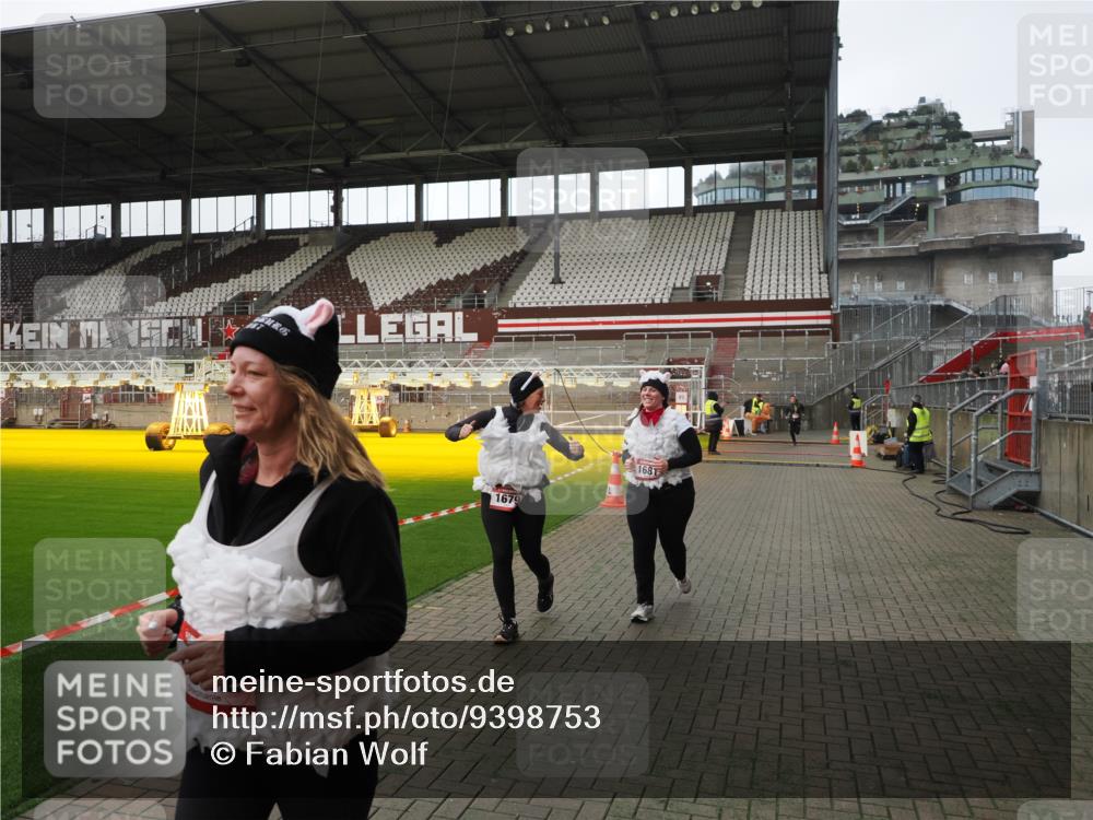07.12.2025 - St. Pauli X-Mass-Run No. 15 Fabian Wolf http://msf.ph/oto/9398753 07.12.2025 10:53:39 Ziel 106, 1679, 1680, 1681, 1682, 1683 meine-sportfotos.de