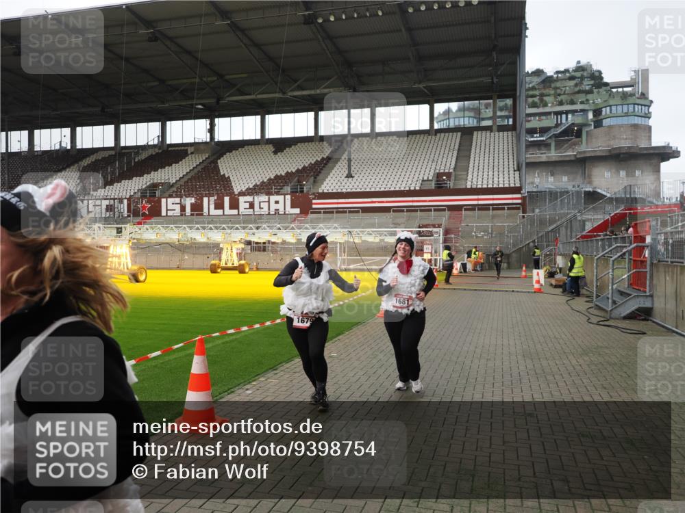 07.12.2025 - St. Pauli X-Mass-Run No. 15 Fabian Wolf http://msf.ph/oto/9398754 07.12.2025 10:53:39 Ziel 106, 1679, 1680, 1681, 1682, 1683 meine-sportfotos.de