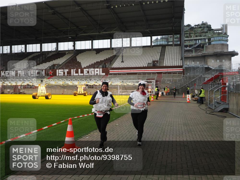 07.12.2025 - St. Pauli X-Mass-Run No. 15 Fabian Wolf http://msf.ph/oto/9398755 07.12.2025 10:53:39 Ziel 106, 1679, 1680, 1681, 1682, 1683 meine-sportfotos.de