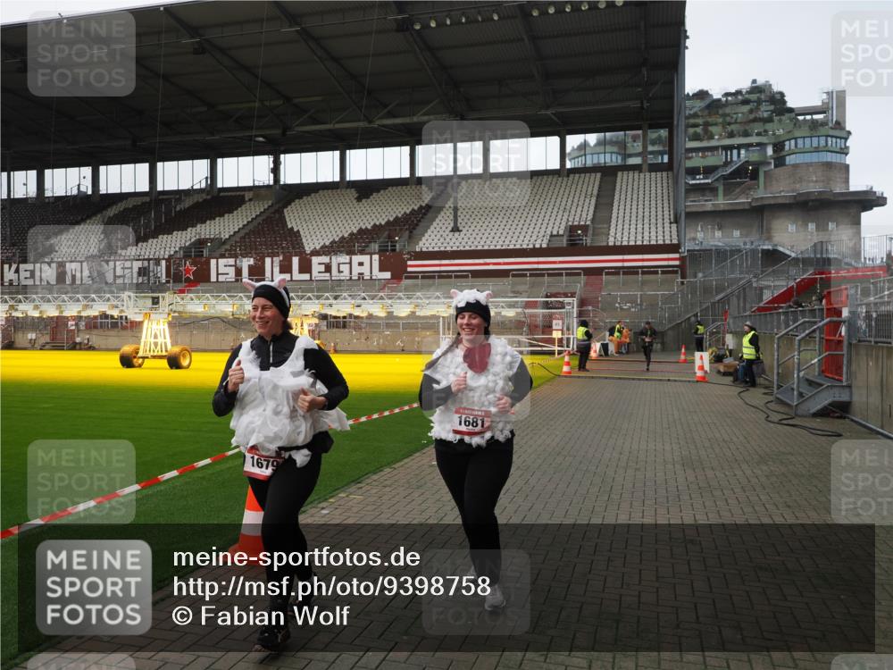 07.12.2025 - St. Pauli X-Mass-Run No. 15 Fabian Wolf http://msf.ph/oto/9398758 07.12.2025 10:53:40 Ziel 106, 1478, 1679, 1680, 1681, 1682, 1683 meine-sportfotos.de