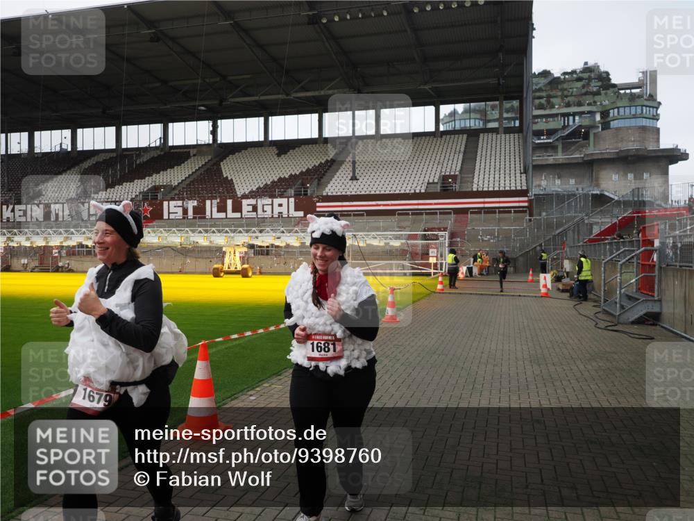 07.12.2025 - St. Pauli X-Mass-Run No. 15 Fabian Wolf http://msf.ph/oto/9398760 07.12.2025 10:53:40 Ziel 106, 1478, 1679, 1680, 1681, 1682, 1683 meine-sportfotos.de