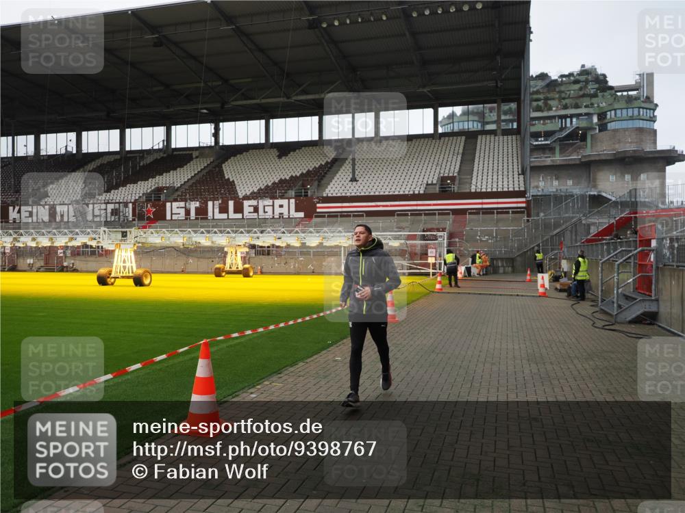 07.12.2025 - St. Pauli X-Mass-Run No. 15 Fabian Wolf http://msf.ph/oto/9398767 07.12.2025 10:53:46 Ziel 1478, 1679, 1681, 1682 meine-sportfotos.de