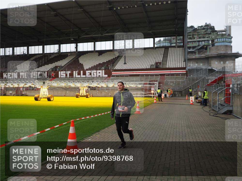 07.12.2025 - St. Pauli X-Mass-Run No. 15 Fabian Wolf http://msf.ph/oto/9398768 07.12.2025 10:53:46 Ziel 1478, 1679, 1681, 1682 meine-sportfotos.de