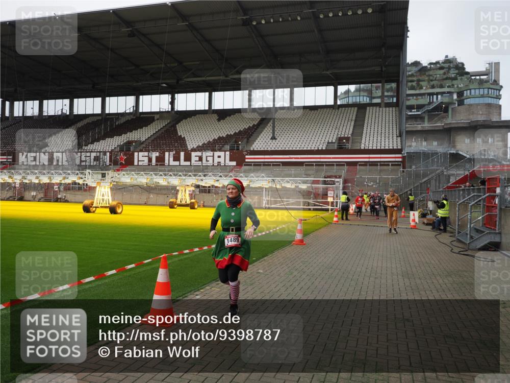 07.12.2025 - St. Pauli X-Mass-Run No. 15 Fabian Wolf http://msf.ph/oto/9398787 07.12.2025 10:54:27 Ziel 656, 1489, 2358, 2360, 2832 meine-sportfotos.de