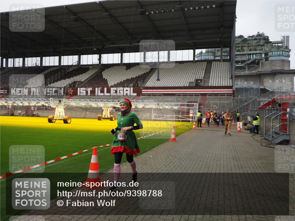 07.12.2025 - St. Pauli X-Mass-Run No. 15 Fabian Wolf http://msf.ph/oto/9398788 07.12.2025 10:54:28 Ziel 656, 1177, 1489, 2358, 2360, 2832 meine-sportfotos.de