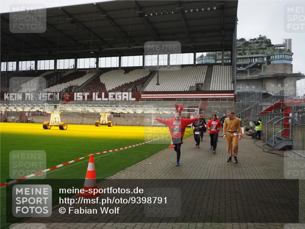 07.12.2025 - St. Pauli X-Mass-Run No. 15 Fabian Wolf http://msf.ph/oto/9398791 07.12.2025 10:54:33 Ziel 656, 1177, 1489, 2286, 2328, 2358, 2360, 2832, 3391, 3437 meine-sportfotos.de