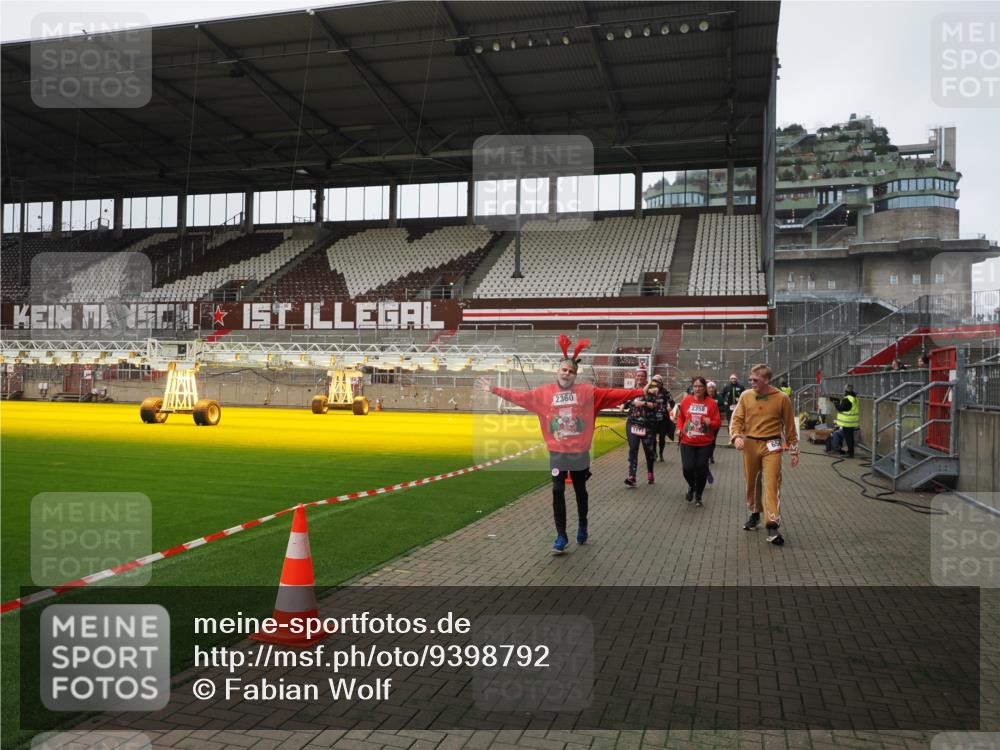07.12.2025 - St. Pauli X-Mass-Run No. 15 Fabian Wolf http://msf.ph/oto/9398792 07.12.2025 10:54:34 Ziel 656, 1177, 1489, 2286, 2328, 2358, 2360, 2832, 3391, 3437 meine-sportfotos.de