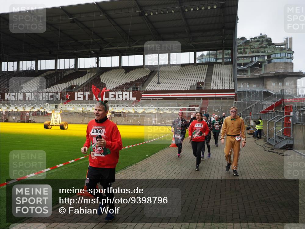07.12.2025 - St. Pauli X-Mass-Run No. 15 Fabian Wolf http://msf.ph/oto/9398796 07.12.2025 10:54:35 Ziel 656, 1177, 1489, 2286, 2328, 2358, 2360, 2832, 3391, 3437 meine-sportfotos.de