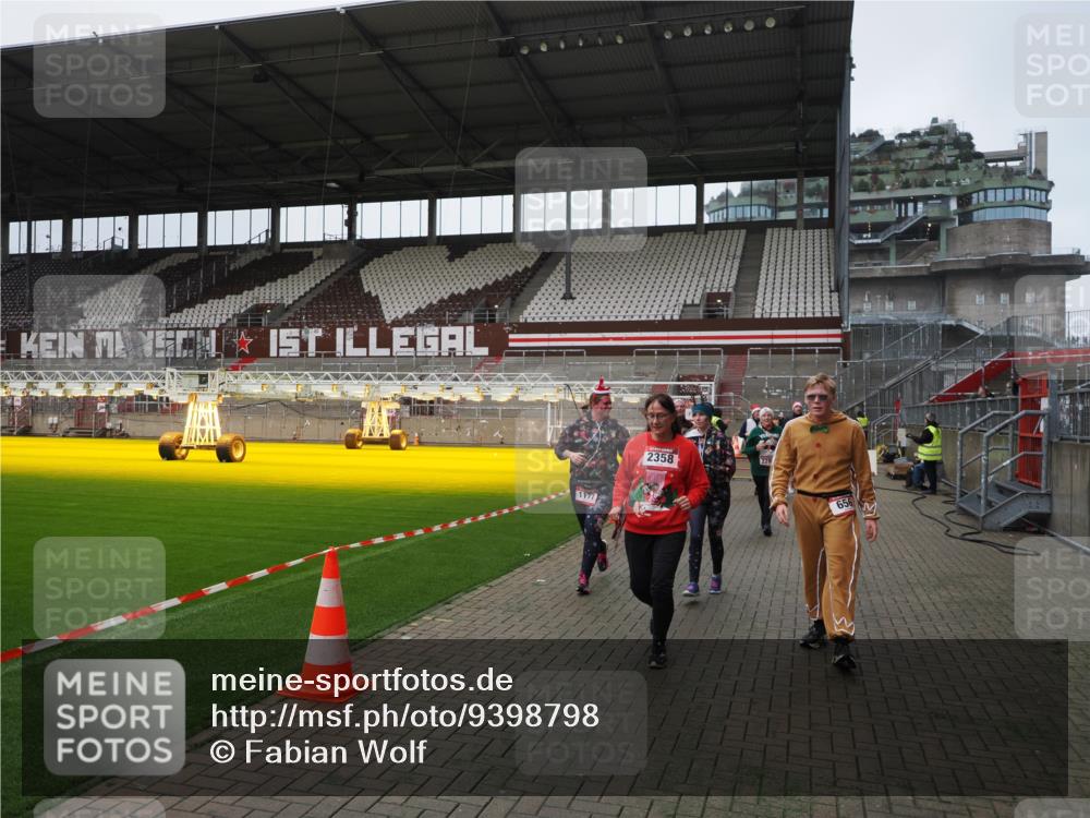 07.12.2025 - St. Pauli X-Mass-Run No. 15 Fabian Wolf http://msf.ph/oto/9398798 07.12.2025 10:54:36 Ziel 656, 692, 1177, 1489, 2286, 2328, 2358, 2360, 2832, 3391, 3437 meine-sportfotos.de