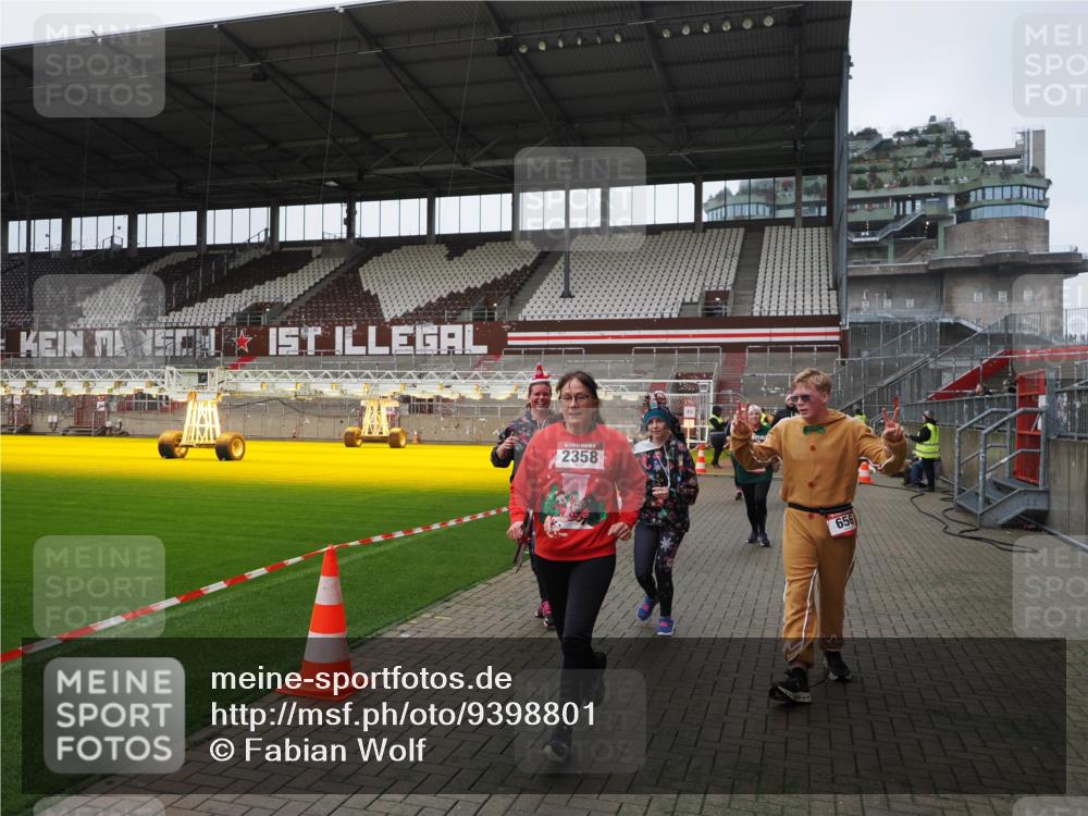 07.12.2025 - St. Pauli X-Mass-Run No. 15 Fabian Wolf http://msf.ph/oto/9398801 07.12.2025 10:54:36 Ziel 656, 692, 1177, 1489, 2286, 2328, 2358, 2360, 2832, 3391, 3437 meine-sportfotos.de