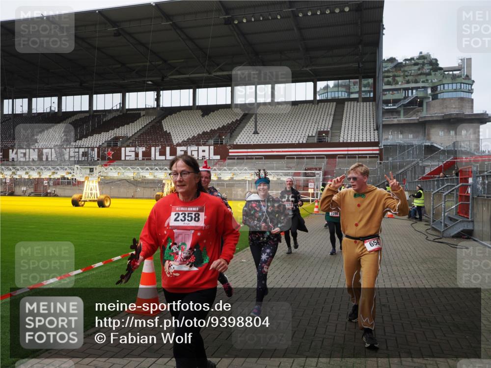 07.12.2025 - St. Pauli X-Mass-Run No. 15 Fabian Wolf http://msf.ph/oto/9398804 07.12.2025 10:54:37 Ziel 656, 692, 1177, 1489, 2286, 2328, 2358, 2360, 2832, 3391, 3437 meine-sportfotos.de