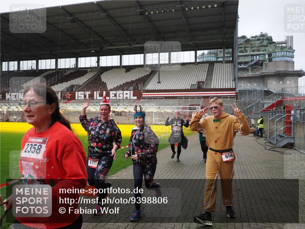 07.12.2025 - St. Pauli X-Mass-Run No. 15 Fabian Wolf http://msf.ph/oto/9398806 07.12.2025 10:54:37 Ziel 656, 692, 1177, 1489, 2286, 2328, 2358, 2360, 2832, 3391, 3437 meine-sportfotos.de