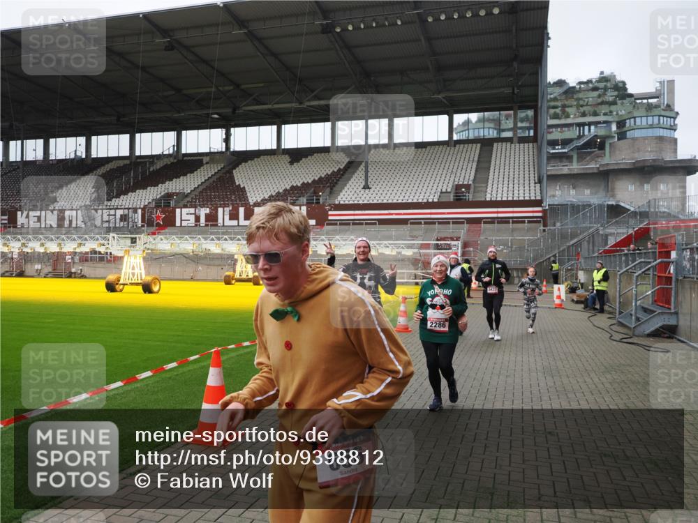 07.12.2025 - St. Pauli X-Mass-Run No. 15 Fabian Wolf http://msf.ph/oto/9398812 07.12.2025 10:54:38 Ziel 656, 692, 1177, 1489, 2286, 2328, 2358, 2360, 2832, 3391, 3437 meine-sportfotos.de