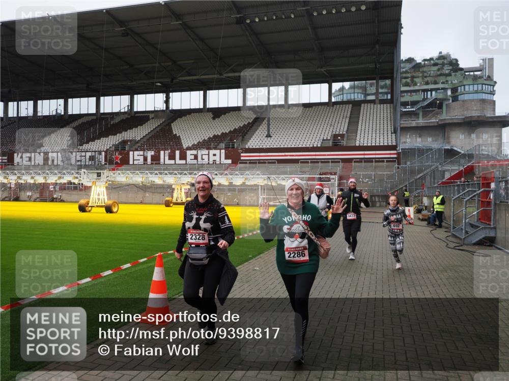 07.12.2025 - St. Pauli X-Mass-Run No. 15 Fabian Wolf http://msf.ph/oto/9398817 07.12.2025 10:54:39 Ziel 656, 692, 1177, 2286, 2328, 2358, 2360, 2832, 3391, 3437 meine-sportfotos.de