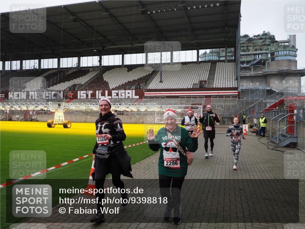 07.12.2025 - St. Pauli X-Mass-Run No. 15 Fabian Wolf http://msf.ph/oto/9398818 07.12.2025 10:54:40 Ziel 656, 692, 1177, 2286, 2328, 2358, 2360, 2832, 3391, 3437 meine-sportfotos.de