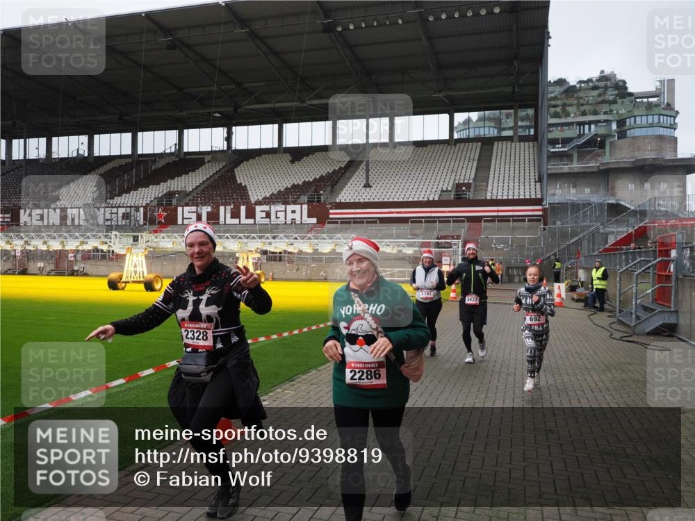 07.12.2025 - St. Pauli X-Mass-Run No. 15 Fabian Wolf http://msf.ph/oto/9398819 07.12.2025 10:54:40 Ziel 656, 692, 1177, 2286, 2328, 2358, 2360, 2832, 3391, 3437 meine-sportfotos.de