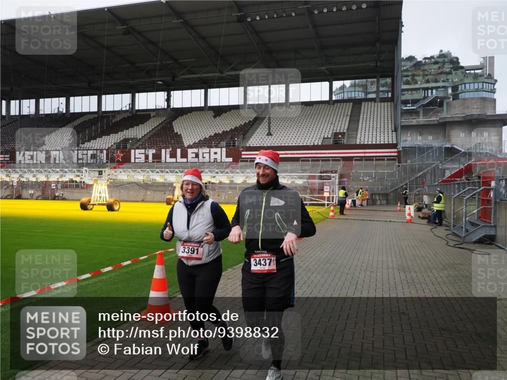 07.12.2025 - St. Pauli X-Mass-Run No. 15 Fabian Wolf http://msf.ph/oto/9398832 07.12.2025 10:54:42 Ziel 656, 692, 1177, 2286, 2328, 2358, 2360, 2832, 3391, 3437 meine-sportfotos.de