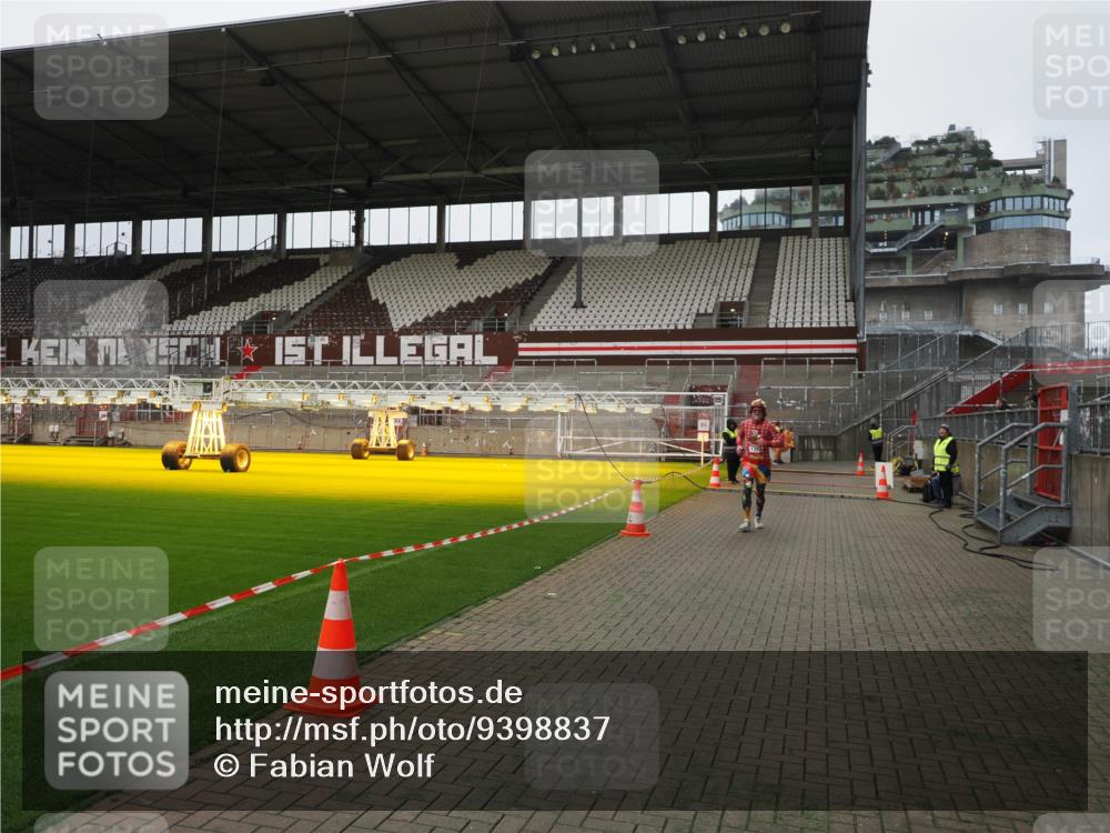07.12.2025 - St. Pauli X-Mass-Run No. 15 Fabian Wolf http://msf.ph/oto/9398837 07.12.2025 10:54:53 Ziel 692, 1393 meine-sportfotos.de