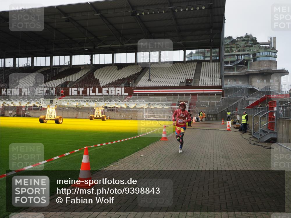 07.12.2025 - St. Pauli X-Mass-Run No. 15 Fabian Wolf http://msf.ph/oto/9398843 07.12.2025 10:54:54 Ziel 692, 1393 meine-sportfotos.de