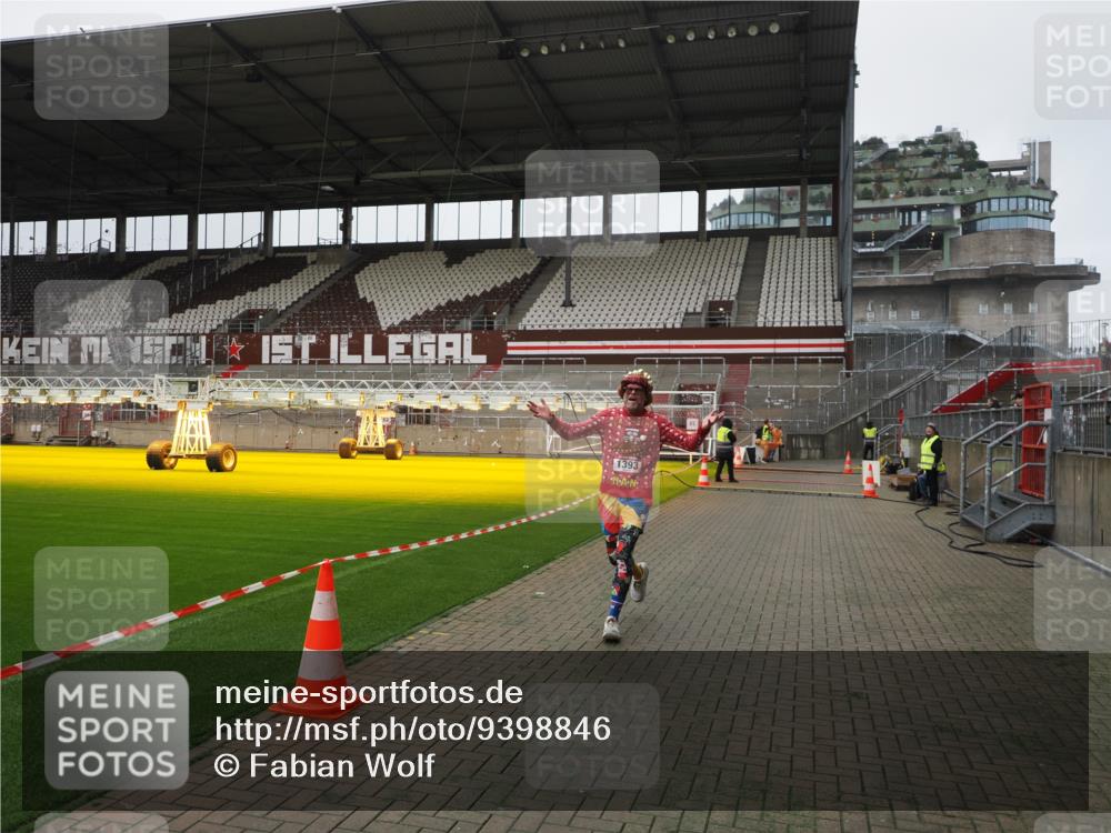 07.12.2025 - St. Pauli X-Mass-Run No. 15 Fabian Wolf http://msf.ph/oto/9398846 07.12.2025 10:54:54 Ziel 692, 1393 meine-sportfotos.de