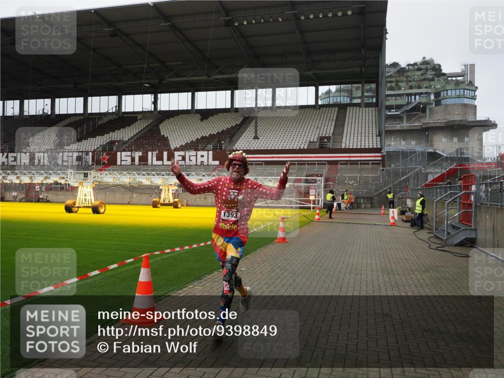 07.12.2025 - St. Pauli X-Mass-Run No. 15 Fabian Wolf http://msf.ph/oto/9398849 07.12.2025 10:54:55 Ziel 692, 1393 meine-sportfotos.de