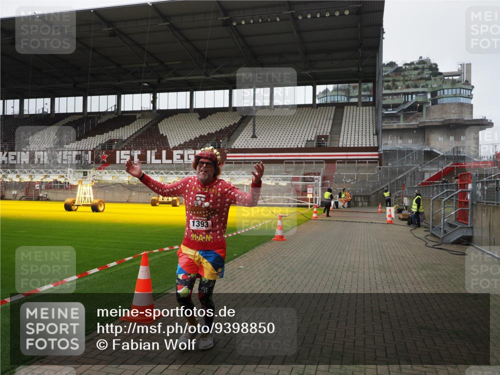 07.12.2025 - St. Pauli X-Mass-Run No. 15 Fabian Wolf http://msf.ph/oto/9398850 07.12.2025 10:54:55 Ziel 692, 1393 meine-sportfotos.de