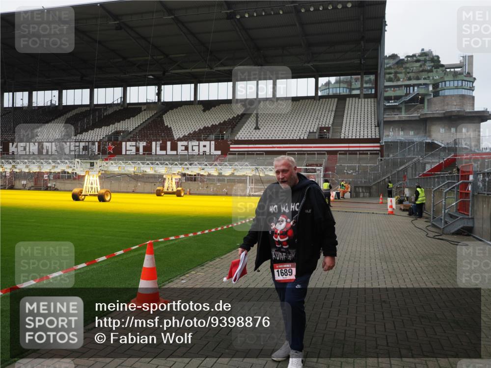 07.12.2025 - St. Pauli X-Mass-Run No. 15 Fabian Wolf http://msf.ph/oto/9398876 07.12.2025 10:55:24 Ziel 1689 meine-sportfotos.de