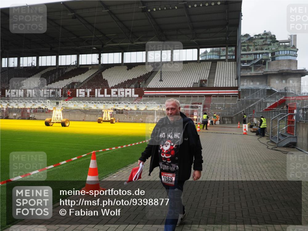 07.12.2025 - St. Pauli X-Mass-Run No. 15 Fabian Wolf http://msf.ph/oto/9398877 07.12.2025 10:55:25 Ziel  meine-sportfotos.de