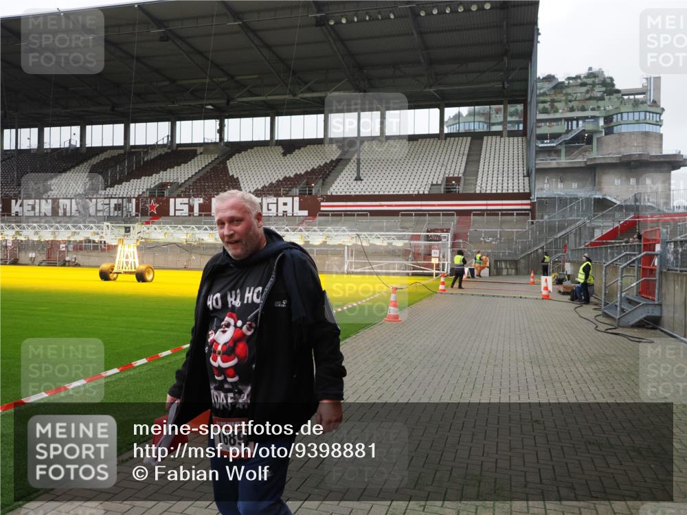 07.12.2025 - St. Pauli X-Mass-Run No. 15 Fabian Wolf http://msf.ph/oto/9398881 07.12.2025 10:55:25 Ziel  meine-sportfotos.de
